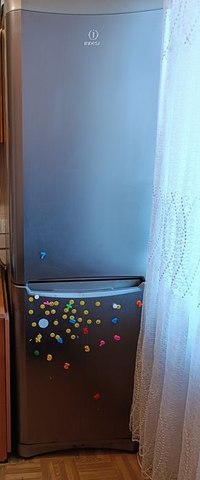 Холодильник з морозілкою