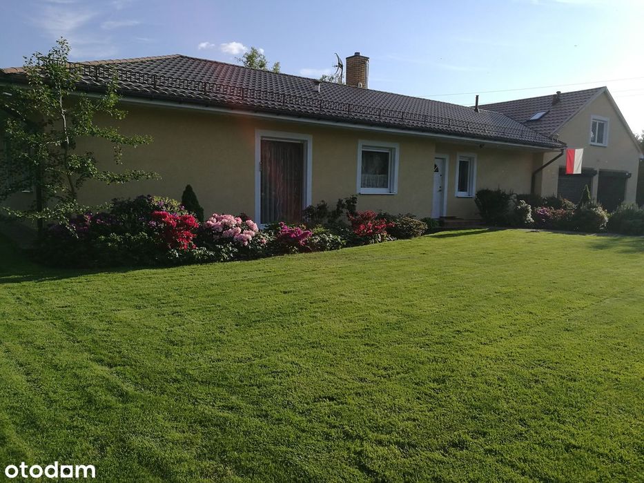 dom z basenem w pierwszej linii nad zalewem