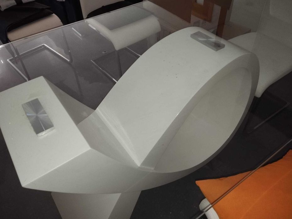 Sala completa com mesa e cadeiras