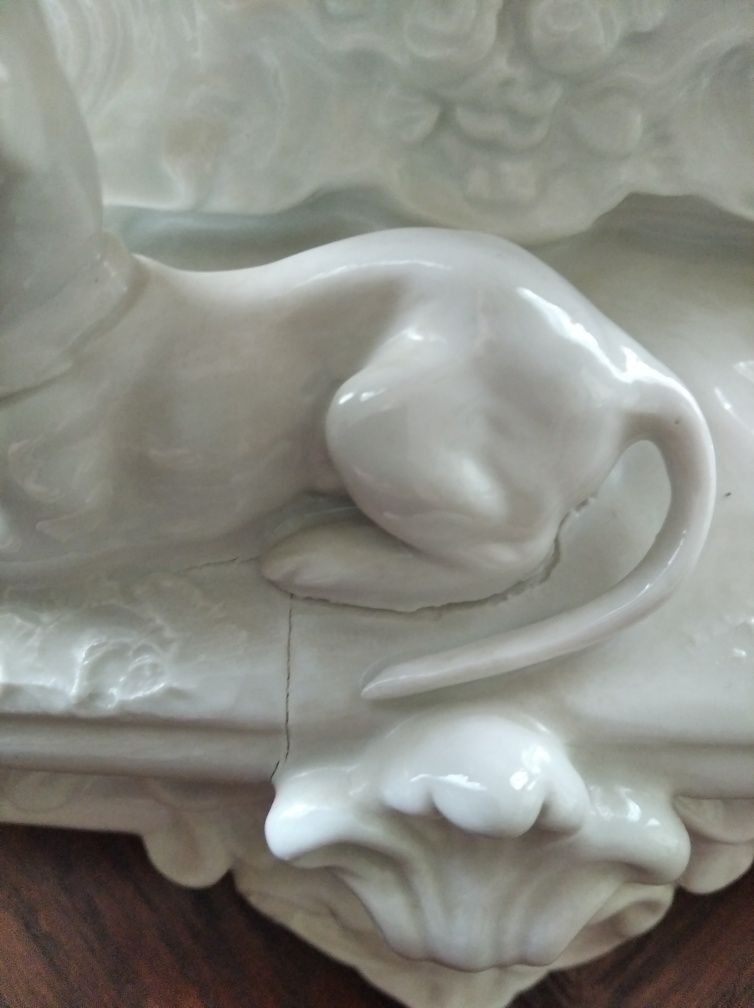 Figura z białej porcelany firmy Royal dux.