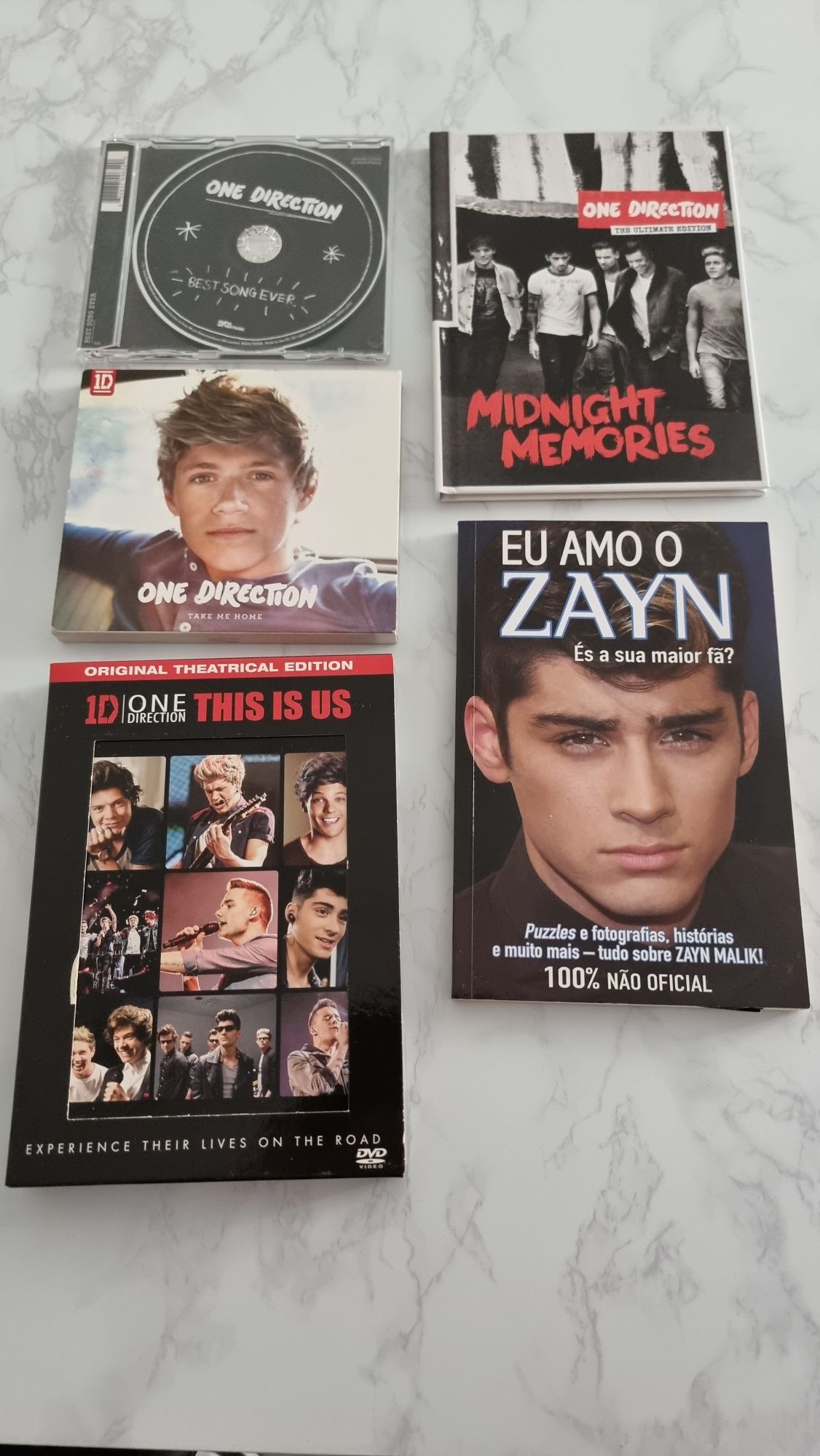 Albuns, posters e livros dos One Direction