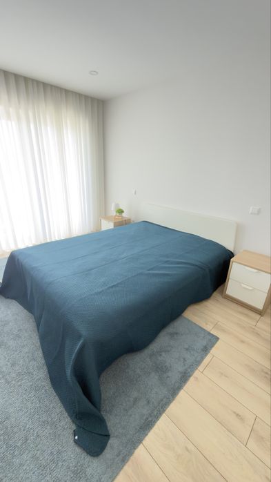 Cama ikea com colchao e 2 mesinhas