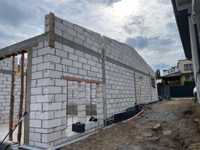 Budowa stanów surowych, ściany działowe, schody żelbetowe