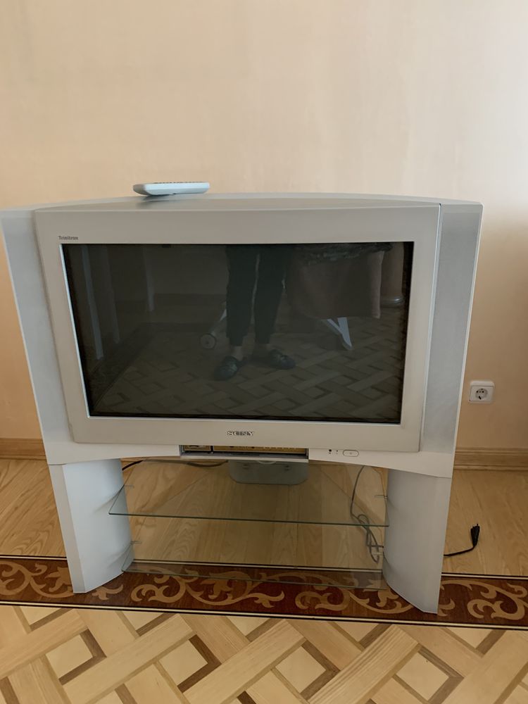 Продам телевизор SONY на подставке