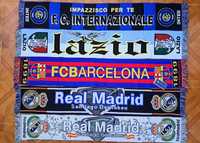Cachecóis de vários clubes internacionais