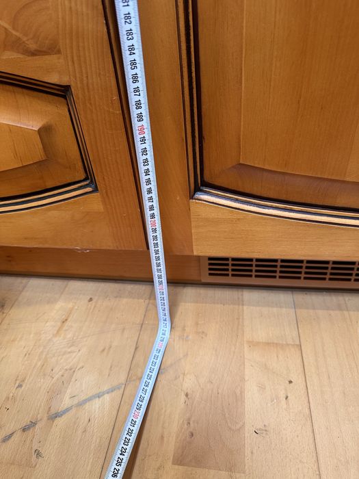 Kuchnia rustykalna z drewnianymi frontami