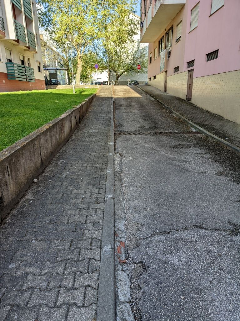 Aluga se Garagem 19 m2 Montijo