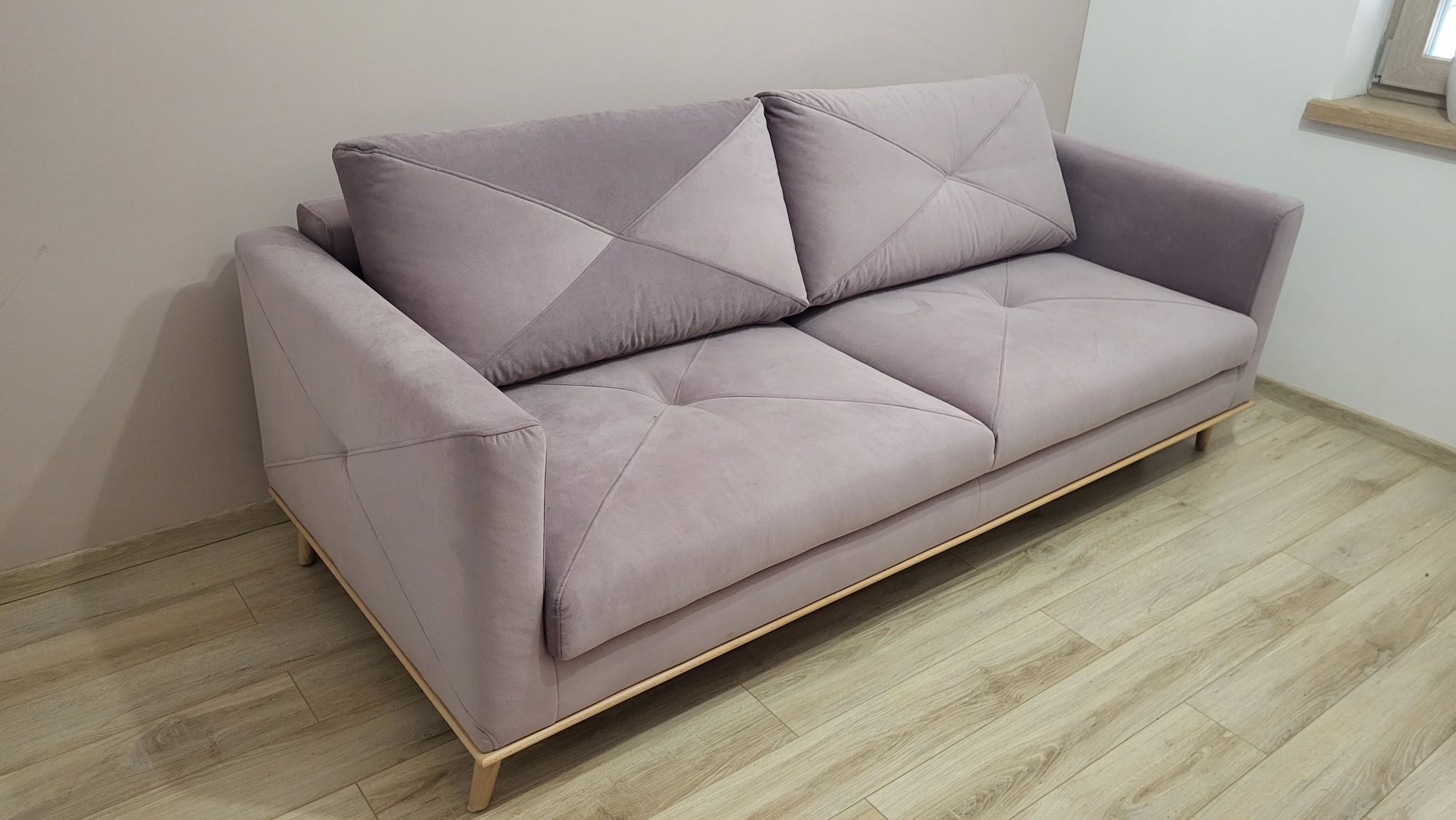 Sofa welurowa na drewnianych nóżkach