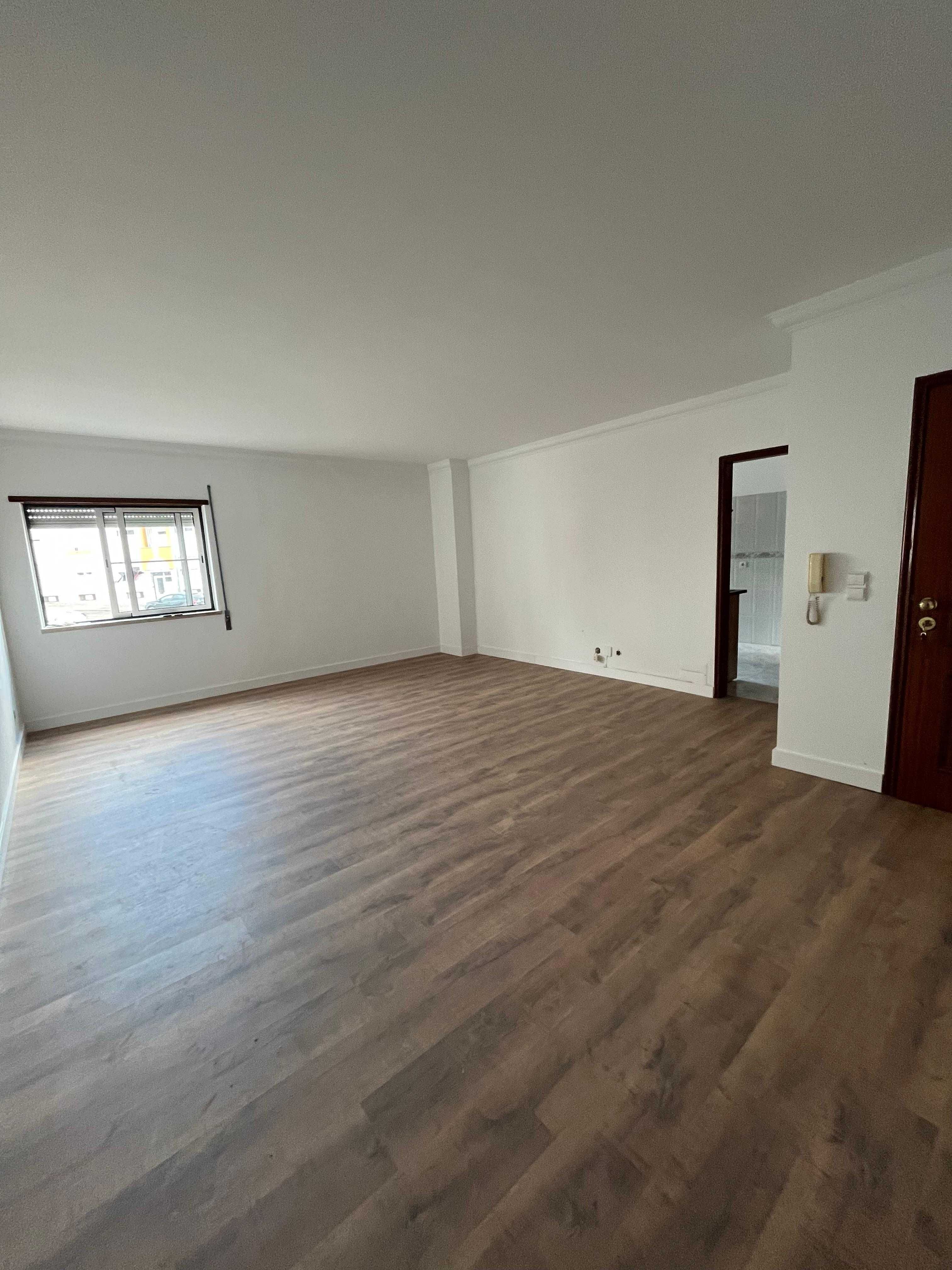T2 com 3 lugares garagem - Aldeia de Paio Pires