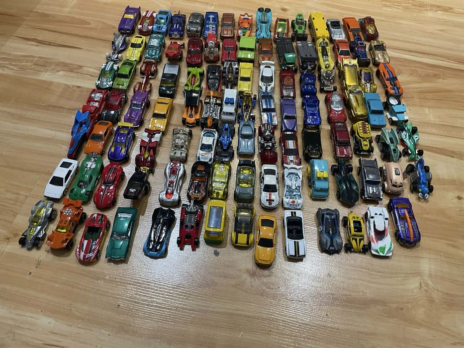 104 auta hotwheels