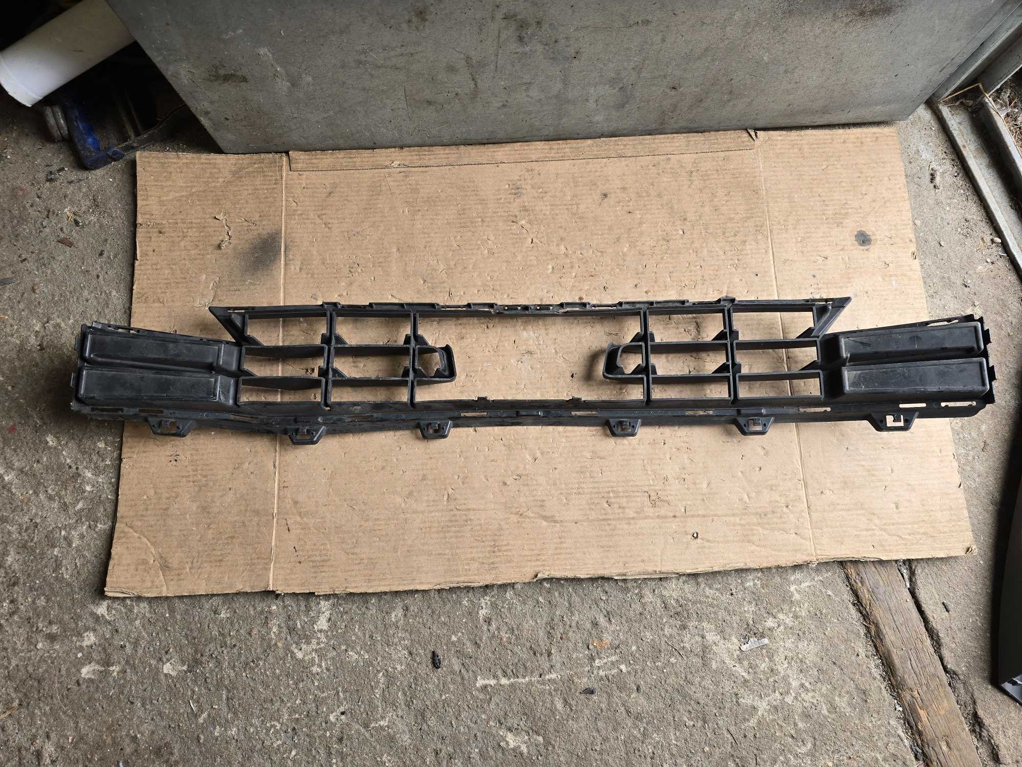 kratka środkowa zderzaka przód BMW 1 F40