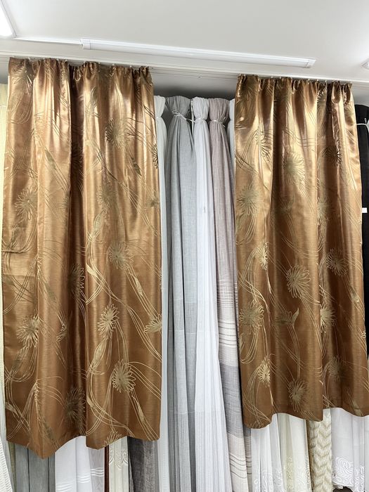 Короткие коричневые шторы. Шторы до подоконника. Шторы на кухню