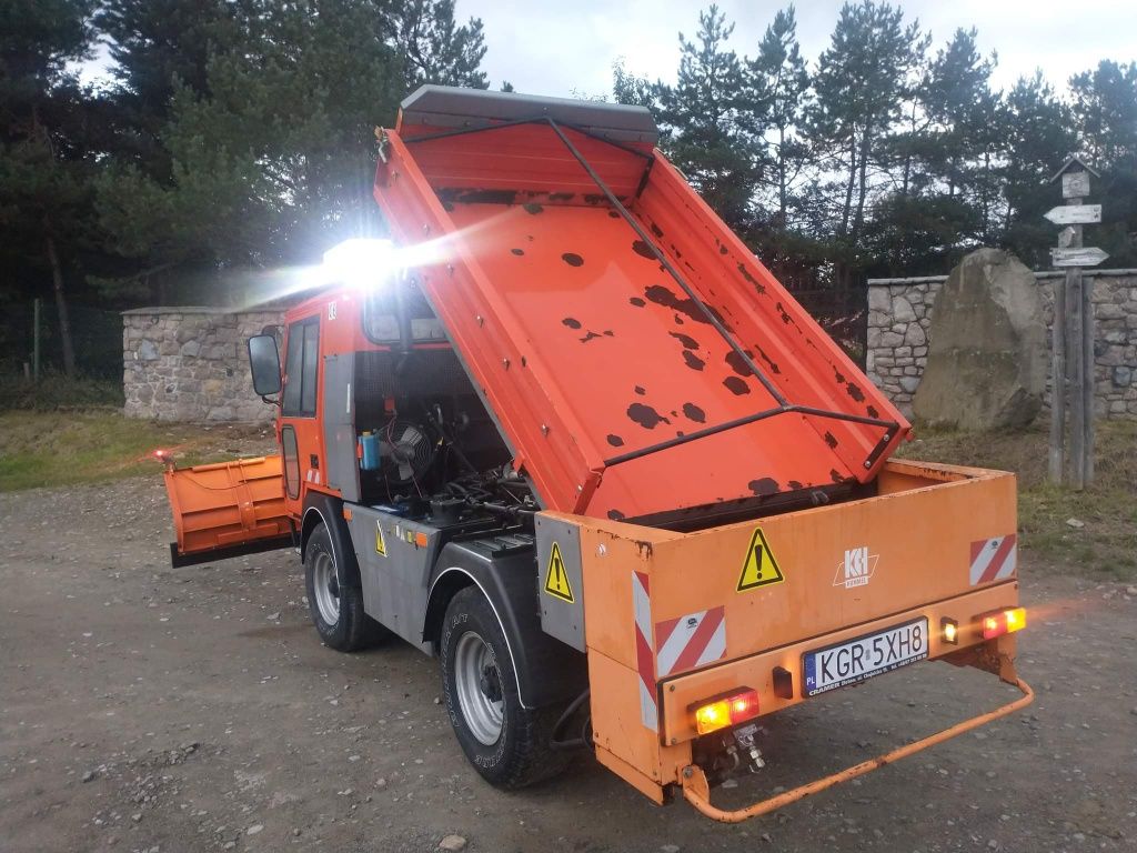 Unimog samochód specjalny do odśnieżania