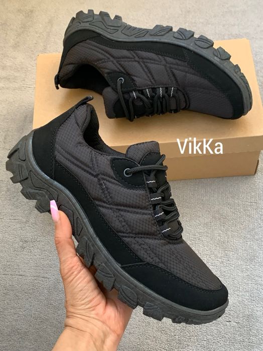 Чорні теплі кросівки