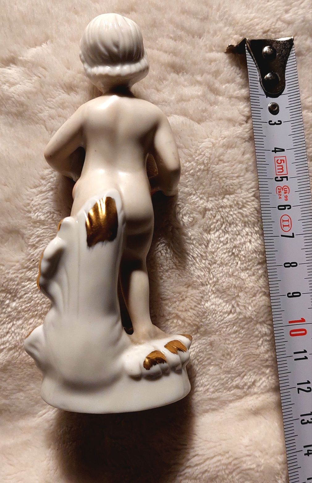 Putto , porcelanowa figurka chłopiec z czerwoną szarfą,sygnowana