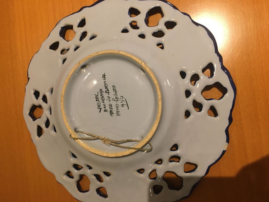 Pratos pintados à mão/ louça vasada de Alcobaça