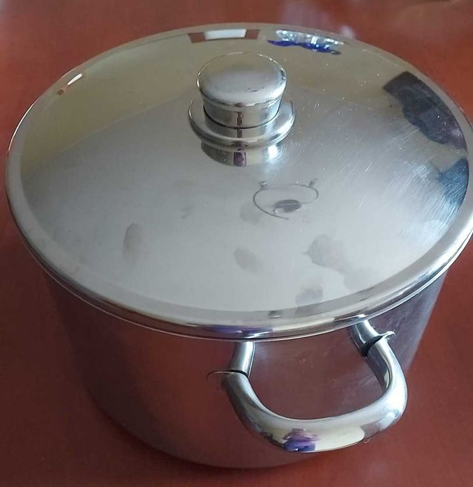 Panela em inox com 27 cm