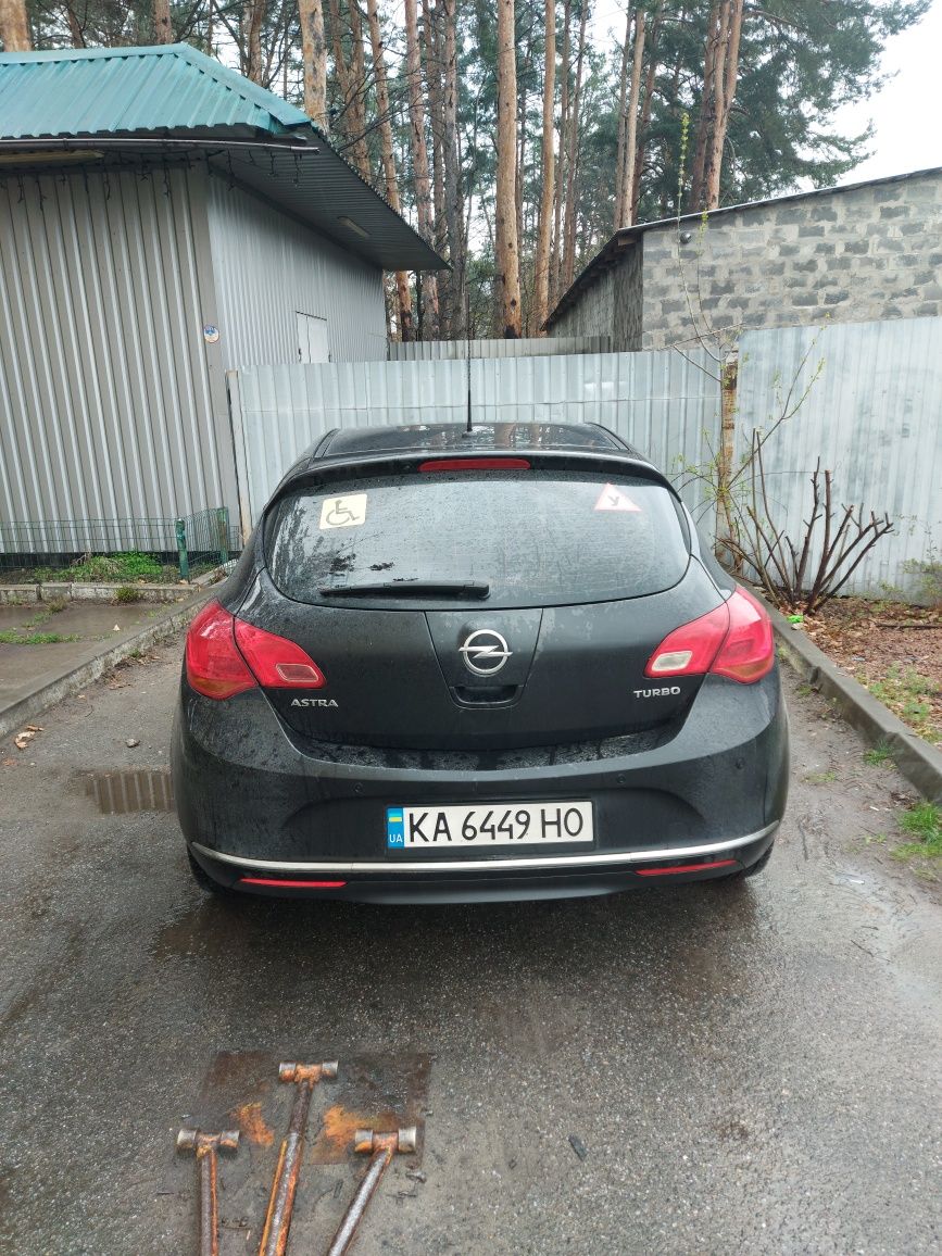 Opel Astra J 1.4 turbo 2015 год.