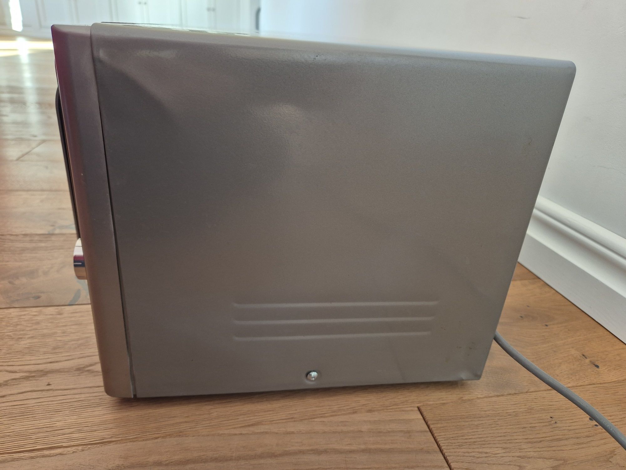 Sprawna kuchenka mikrofalowa Samsung MS23F301TAS srebrna 23l