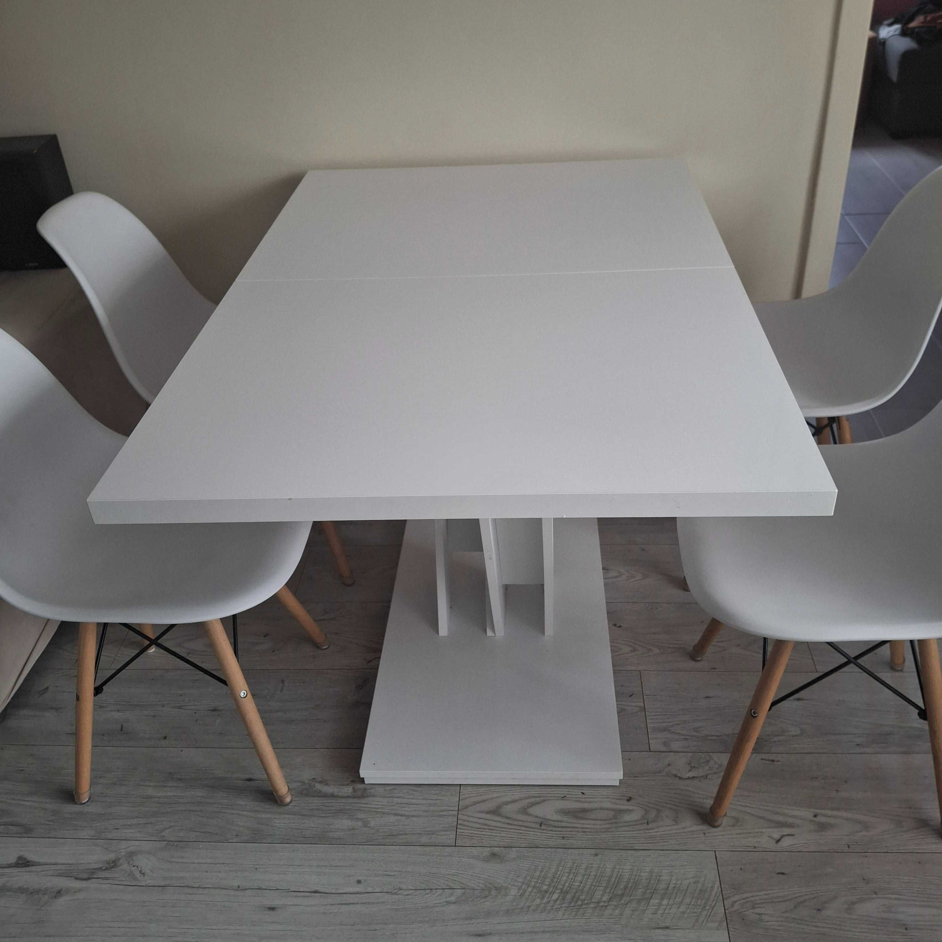 Rozkładany stół z czterema krzesłami fińskimi