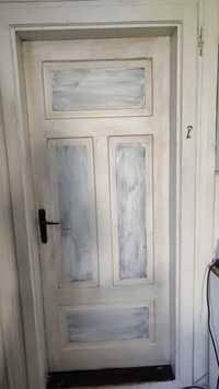 Drzwi drewniane starodawne mocne