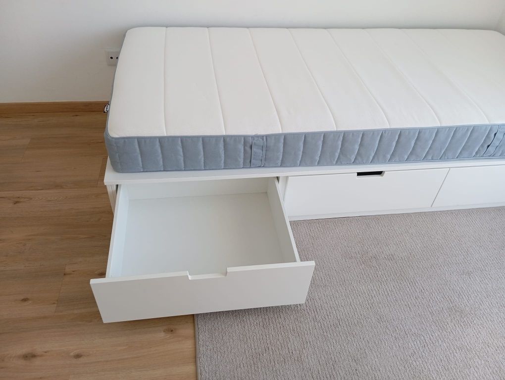 Cama com colchão incluído