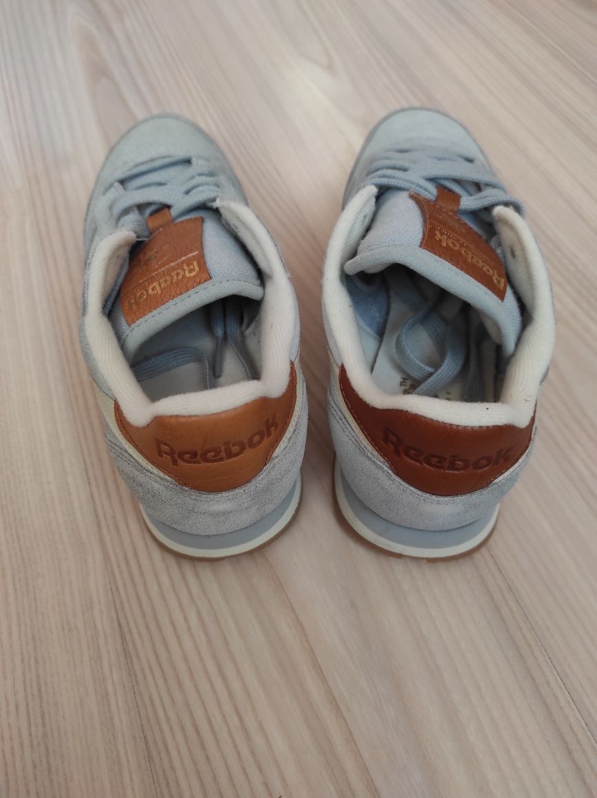 Оригинальні жіночі замшеві кросовки Reebok р.38 (устілка 24,5см.)