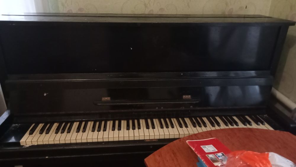 Обміняю піаніно на телефон афон 8плюс