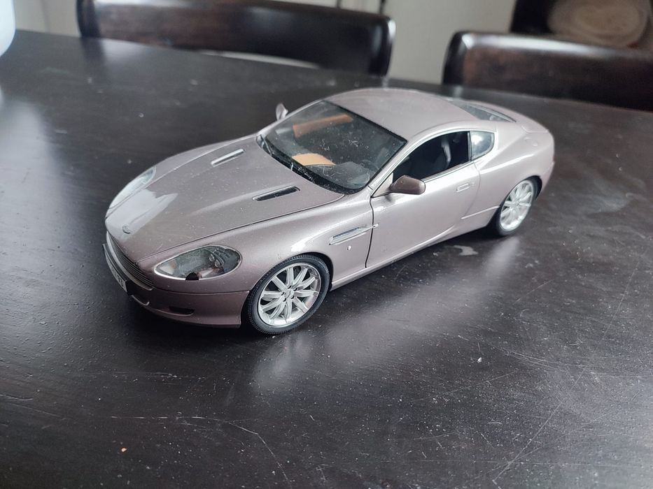 Minichamps 1 18 Aston Martin db9 coupe