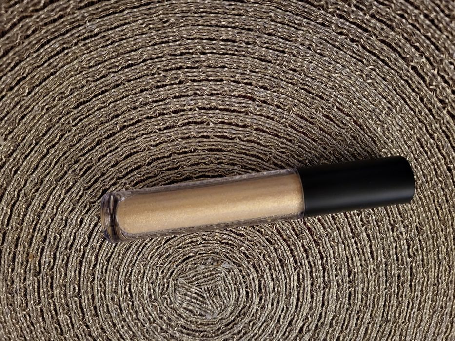 Złoty błyszczyk do ust