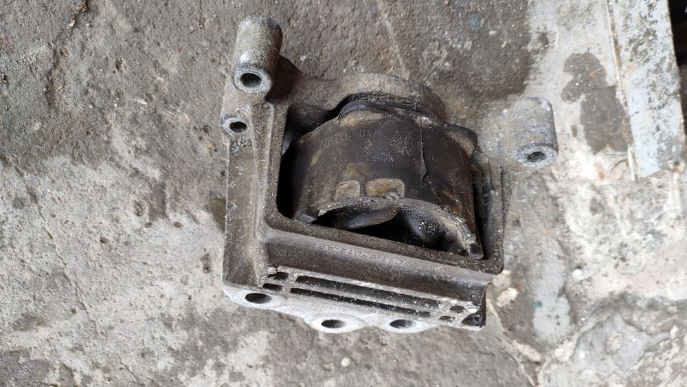 Передняя правая подушка двигателя ford transit  3 2.2