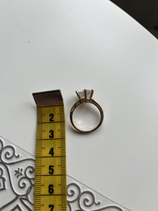 Pierścionek z dużym brylantem diamencik kamień