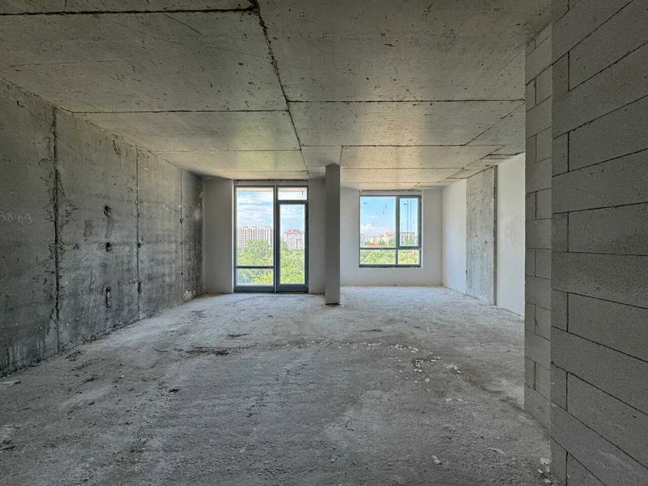 Простора однокімнатна з видом на річку