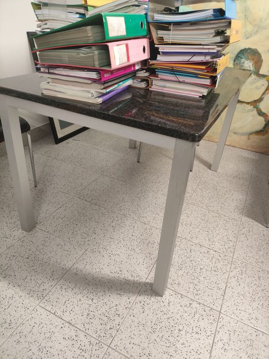 Mesa de cozinha com tampo em granito