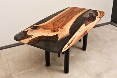 Stylowy stół z drewna. Orzech, żywica epoksydowa i metal.