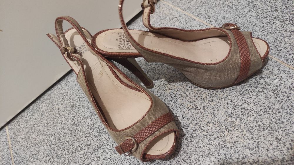 Sandália de salto alto tam.36