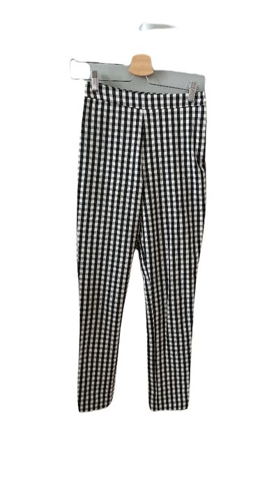 Spodnie damskie w krate czarno białe Stradivarius