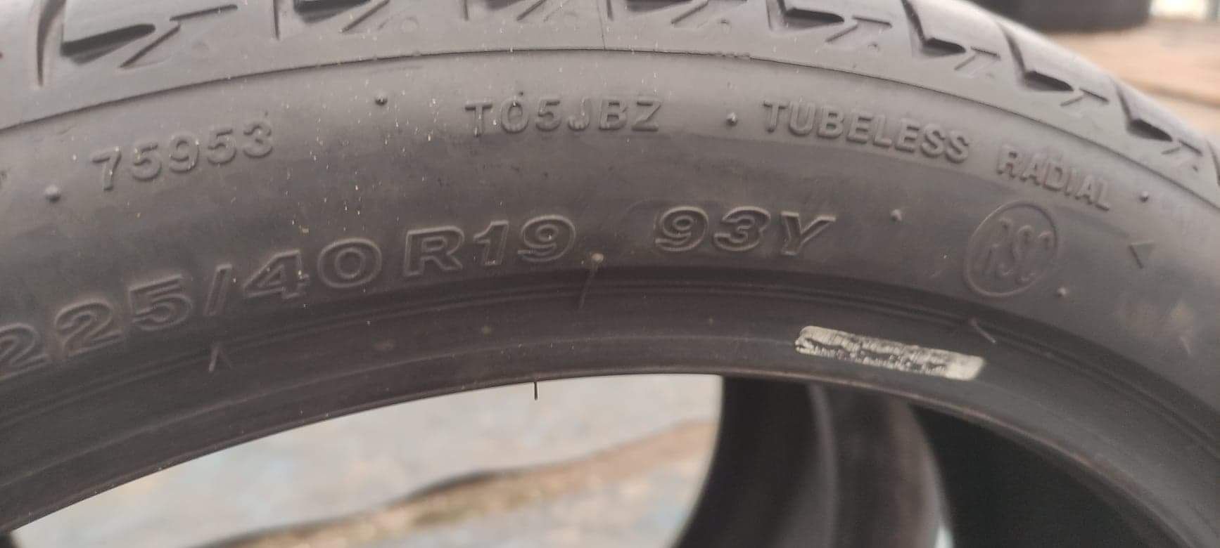 225/40/19 Bridgestone RSC rok2019 7mm 2sz lato