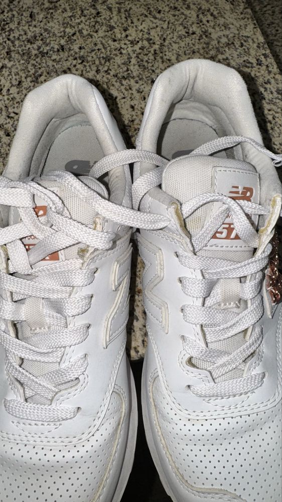 New Balance 574 Brancas com Corrente