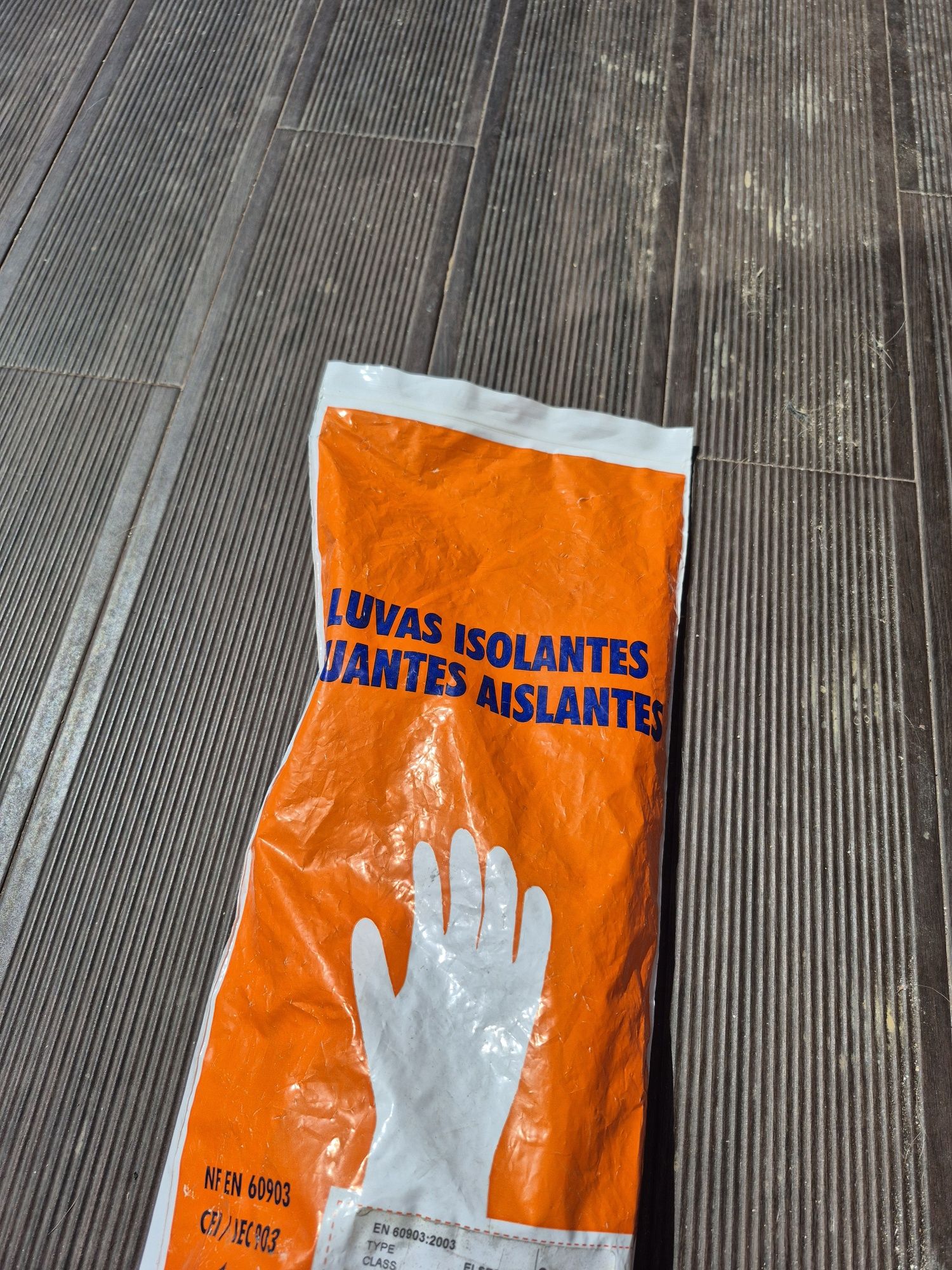 Par de luvas isolantes para eletricista