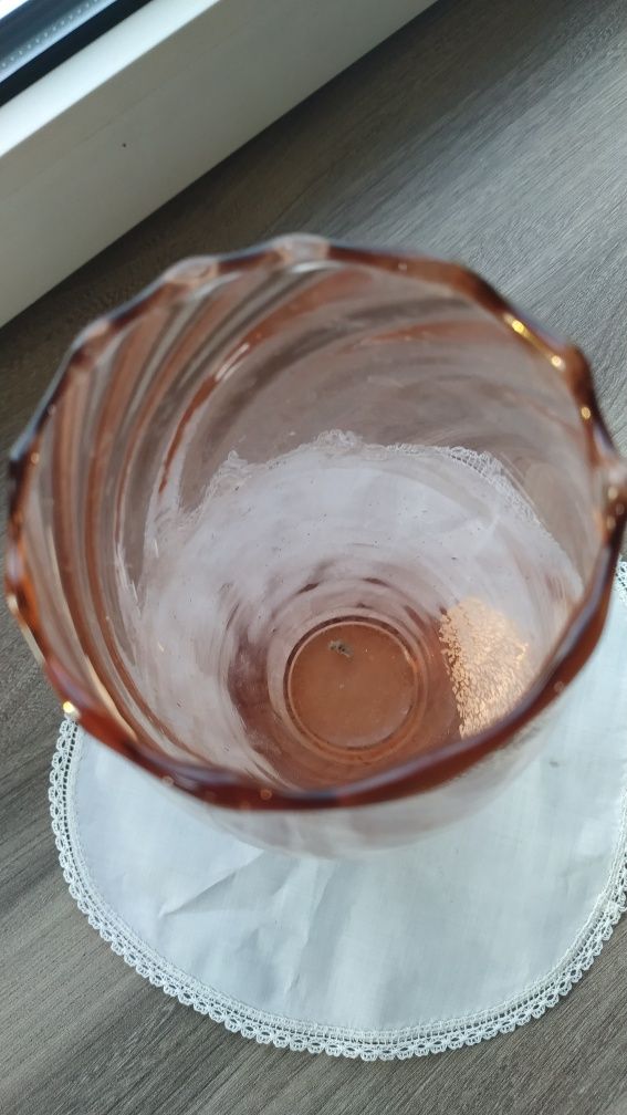 Kolorowe szkło - różowy wazon z czasów PRL-u