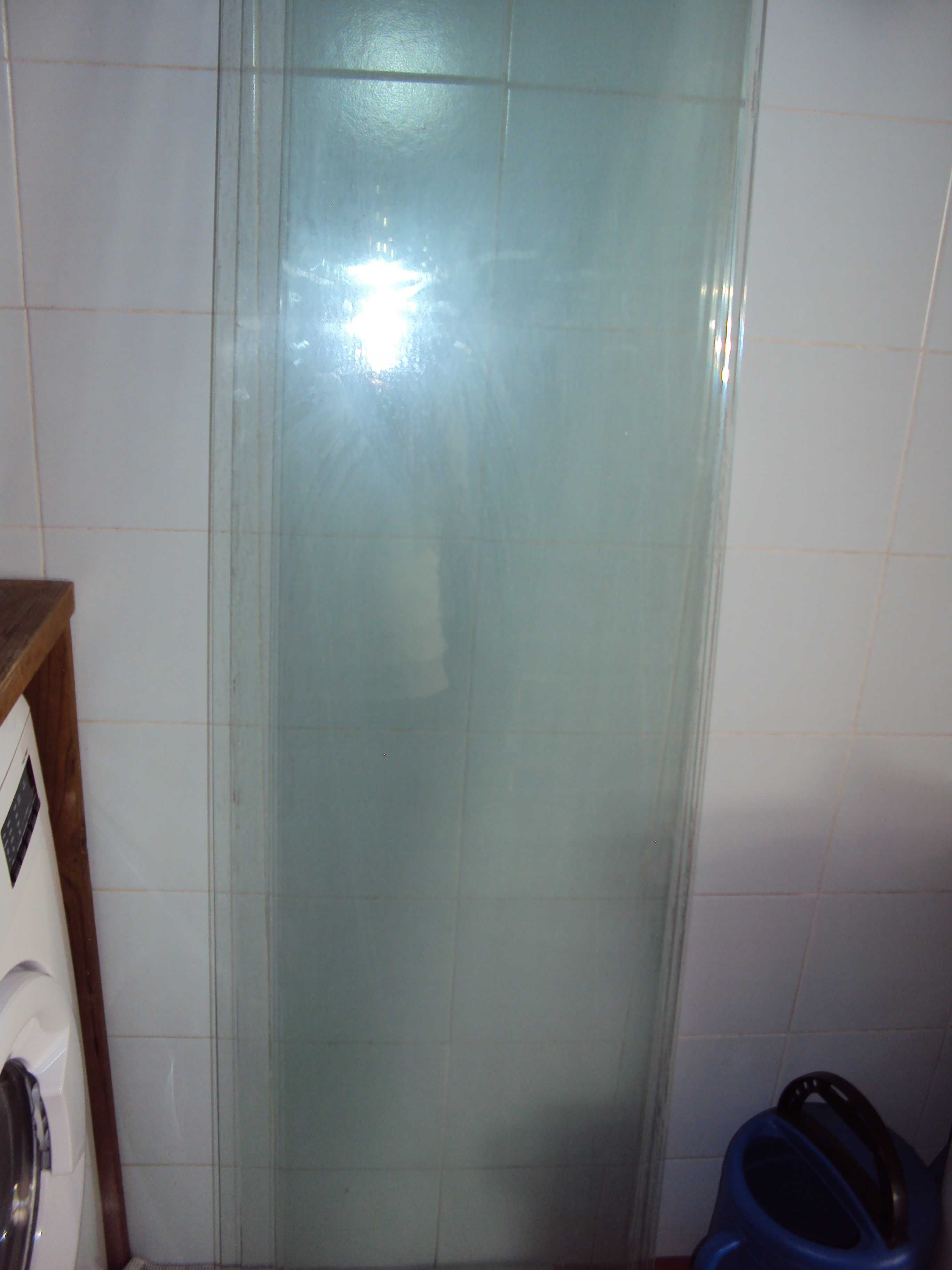 2 vidros com aresta  dimensão 1 metro X 0,30cm X 0,08mm
Preço 12€