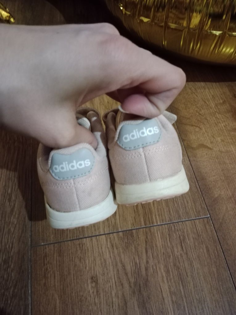 Buty adidas 21, lekko różowe