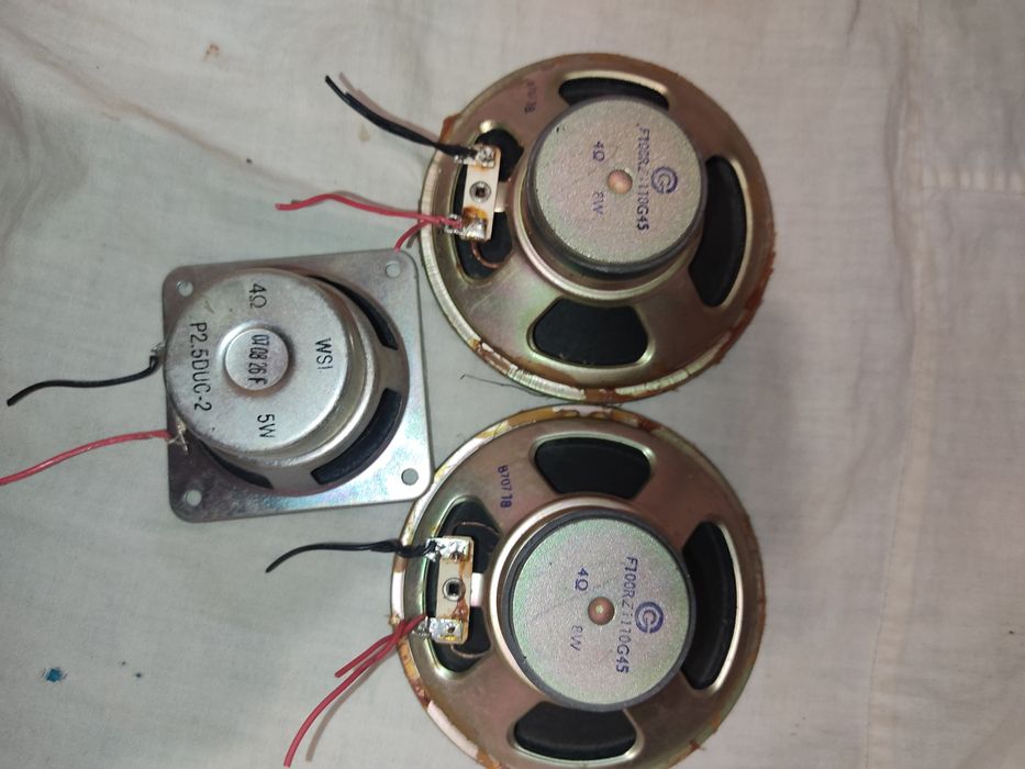 Динаміки 8w 4om два, 5w 4om один.