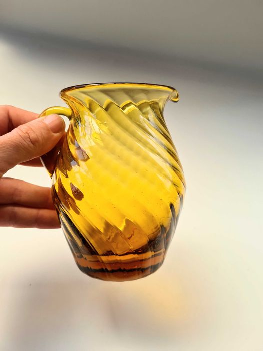 Miodowy dzbanuszek / mlecznik 375 ml ręcznie formowany PRL