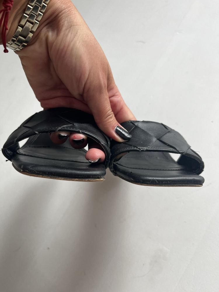 Czarne klapki na małym oncasie Steve Madden 39