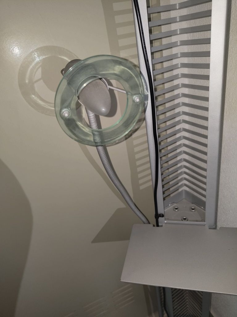 Candeeiro com suporte para CDs