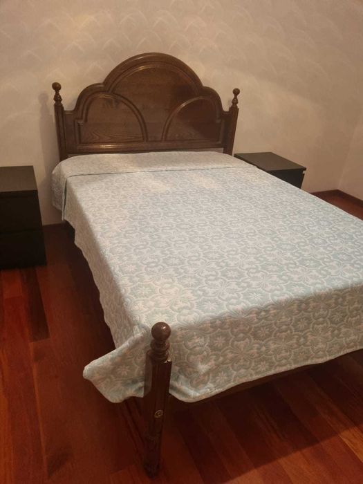 Cama de madeira vintage
