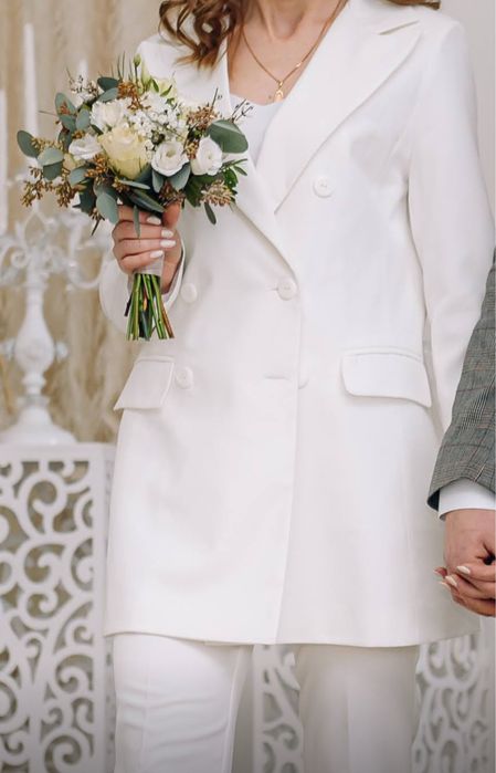 Костюм з подовженим жакетом та брюками