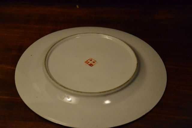 Prato oriental com figura feminina e criança